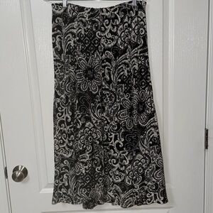 Black & white long pull on skirt size Large- XL